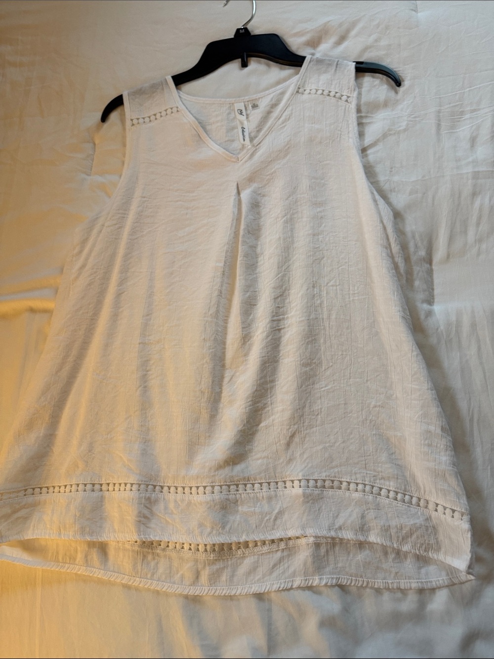 NY Collection White Sleeveless V-Neck Tank Top. Medium